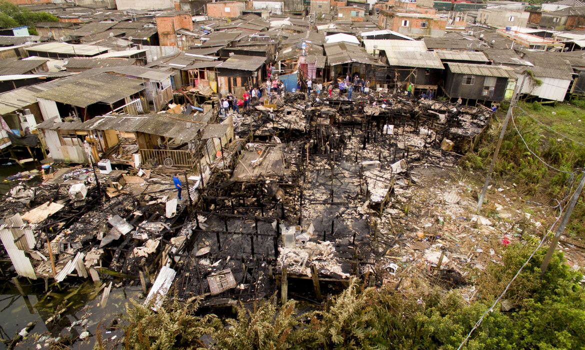 Incêndio na Vila Esperança destruiu 17 casas 