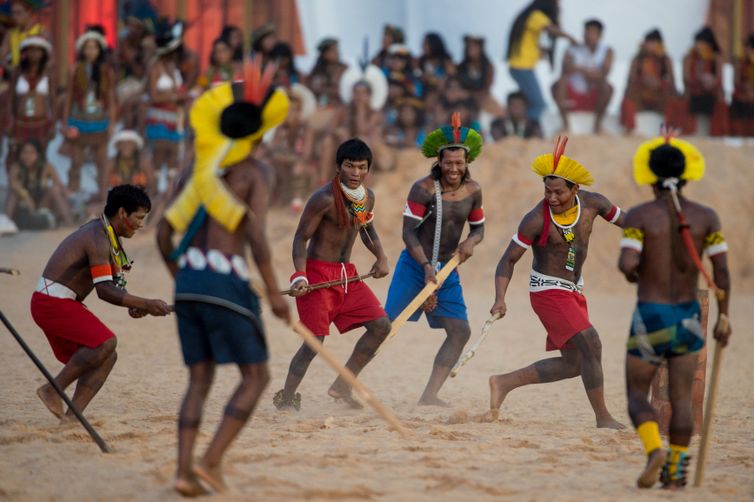 Indígena em competição de arco e flecha nos jogos indígenas do