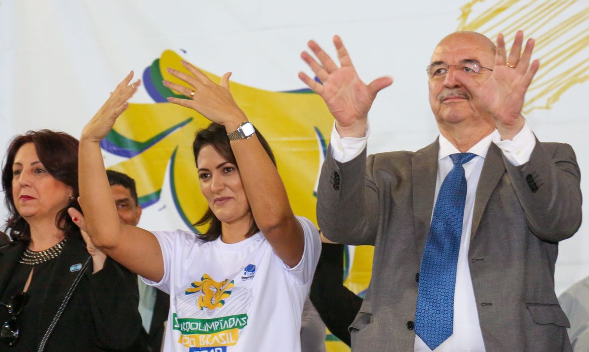 A primeira-dama, Michelle Bolsonaro, e o ministro da Cidadania, Osmar Terra, participam da cerimônia de abertura das Surdolimpíadas Brasil 2019, em Pará de Minas (MG). 