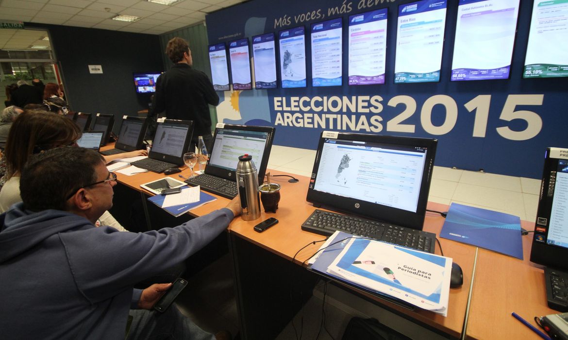 Argentina terá inédito segundo turno em eleições presidencais