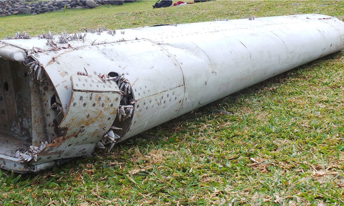 Pedaço de asa encontrado no dia 29 de junho, na Ilha de Reunião, pertence ao avião da Malaysia Airlines que desapareceu no dia 8 de março do ano passado