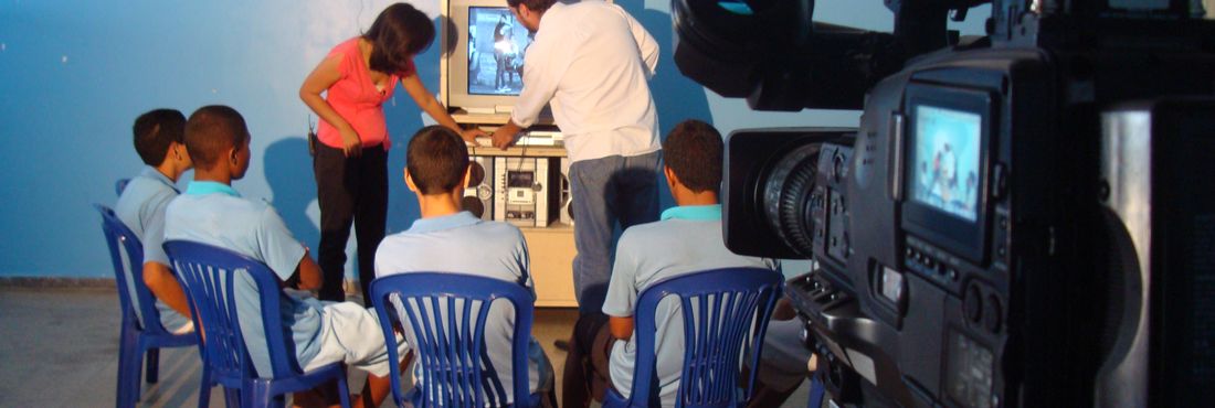 Equipe da TV Brasil prepara equipamento no Centro Socioeducativo Amigoniano (Cesami), no Distrito Federal, para mostrar o Caminhos da Reportagem aos jovens internos e ouvir suas impressões