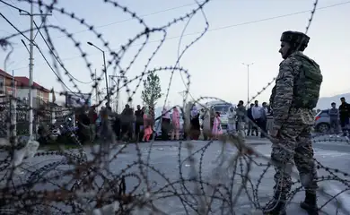 An Indian security personnel stands guard on a road outside the Haj House as pilgrims depart for Mecca for the annual pilgrimage to the holiest place for Muslims, in Srinagar, Indian Kashmir, May 14, 2025. Reuters/Sharafat Ali/Proibida reprodução