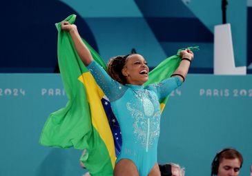 Paris 2024 Olympics - Artistic Gymnastics - Women's Floor Exercise Final - Bercy Arena, Paris, France - August 05, 2024.
Rebeca Andrade of Brazil celebrates with her national flag after winning gold. REUTERS/Mike Blake