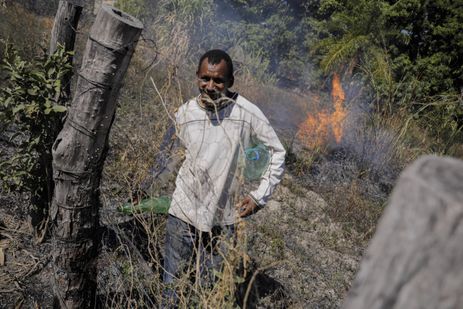 Joédson Alves/Agência Brasil Cavalcante (GO) 12/09/2023 - Membro da Comunidade quilombola Kalunga do Engenho II, Elias Francisco coloca fogo controlado em sua roça Foto: Joédson Alves/Agência Brasil