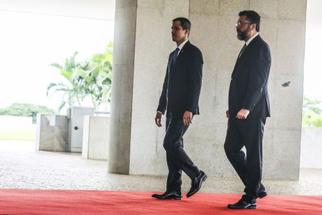 O autoproclamado presidente interino da Venezuela, Juan Guaidó, chega ao Palácio do Planalto, acompanhado pelo ministro das Relações Exteriores, Ernesto Araújo. 