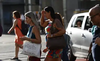 Rio de Janeiro (RJ) 20/02/2025 – Pessoas se protegem do sol na região central da cidade durante onda de calor. Foto: Fernando Frazão/Agência Brasil