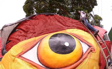 Grafiteiros trabalham na pintura de escultura gigante do Galo da Madrugada 