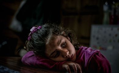 Menina síria de oito anos refugiada na Grécia, aguarda o andamento de processo de reunificação familiar