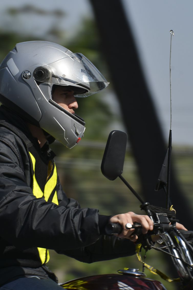 Motos equipadas com antena aparadora, que previne acidentes de motoqueiros com linhas de pipas com cerol, na Marginal Pinheiros, região oeste de São Paulo.
