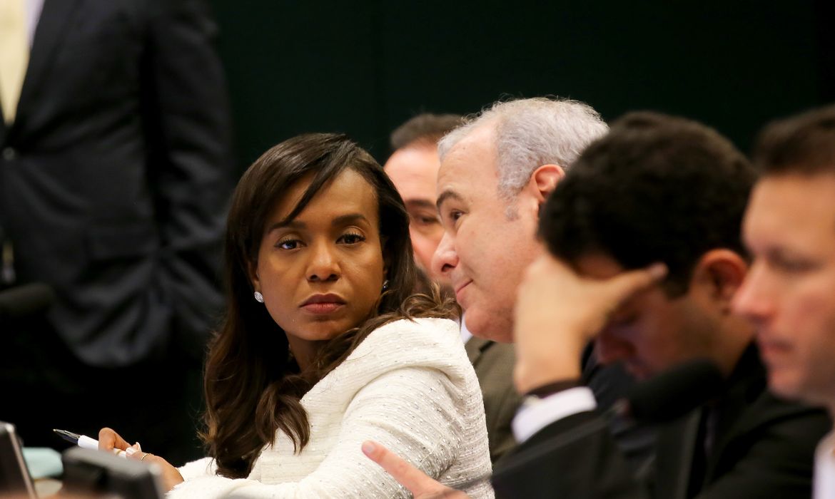Brasília - Deputada Tia Eron na reunião do Conselho de Ética da Câmara sobre cassação do presidente afastado da Câmara Eduardo Cunha por quebra de decoro parlamentar (Wilson Dias/Agência Brasil)