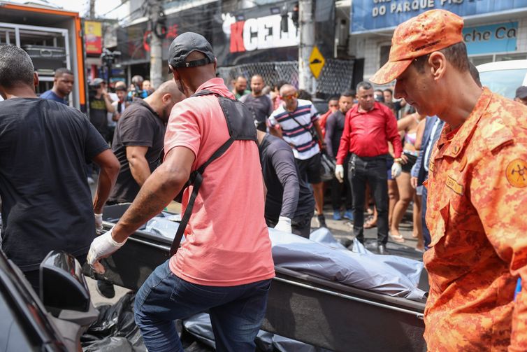 Rio de Janeiro (RJ), 29/10/2025 - Dezenas de corpos são trazidos por moradores para a Praça São Lucas, na Penha, zona norte do Rio de Janeiro. Operação Contenção.  Foto: Tomaz Silva /Agência Brasil