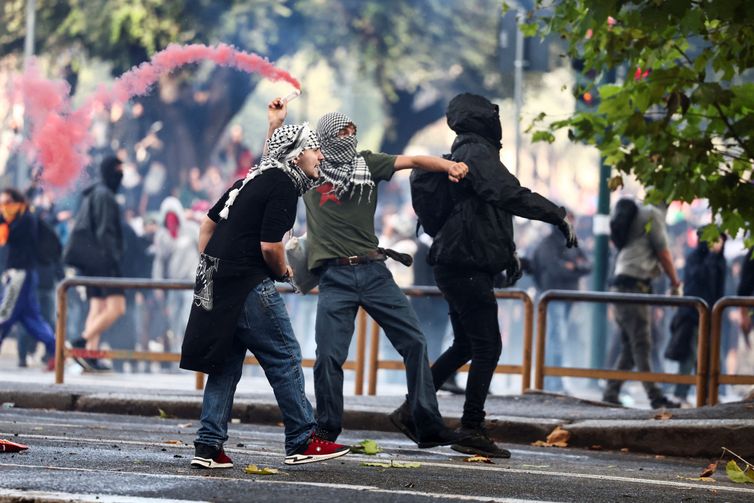 05/10/2024 Roma, Itália. Manifestantes jogam objetos durante confrontos com oficiais da Polícia e da Guardia di Finanza, em um protesto para expressar apoio aos palestinos em Gaza, antes do aniversário do ataque de 7 de outubro, em meio ao conflito Israel-Hamas, em Roma, Itália, 5 de outubro de 2024 REUTERS/Yara Nardi.
