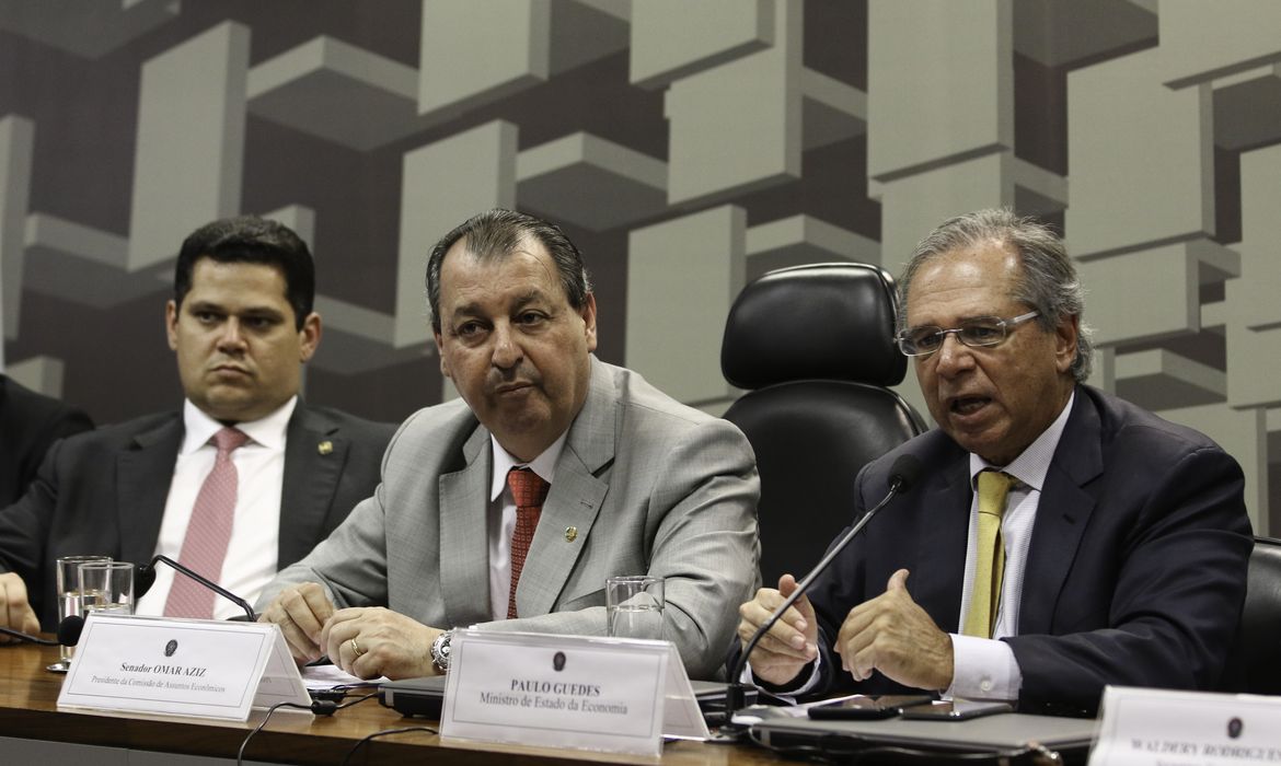 O presidente do Senado, Davi Alcolumbre, o presidente da Comissões de Assuntos Econômicos (CAE), Omar Aziz, e o ministro da Economia, Paulo Guedes, durante audiência pública.