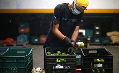 Trabalhador de cooperativa do município de Piedade prepara distribuição de itens vendidos por meio de aplicativo em meio ao surto de Covid-19