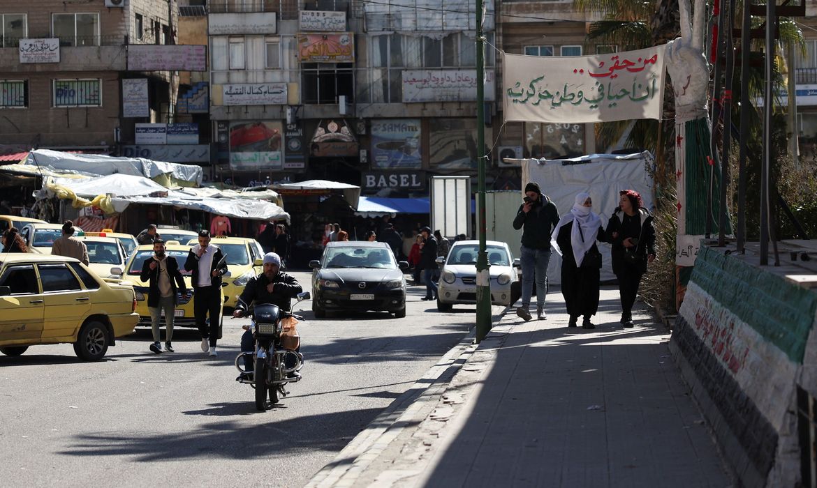 Carros circulam e pessoas caminham por uma rua em Sweida, Síria
25/02/2025
Reuters/Yamam al Shaar/Proibida reprodução