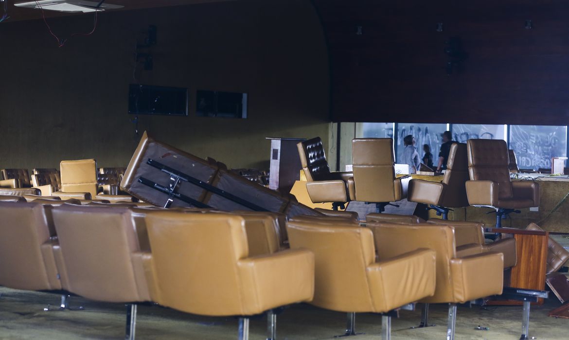 Palácio do Supremo Tribunal Federal e destruído, após atos terroristas no ultimo domingo