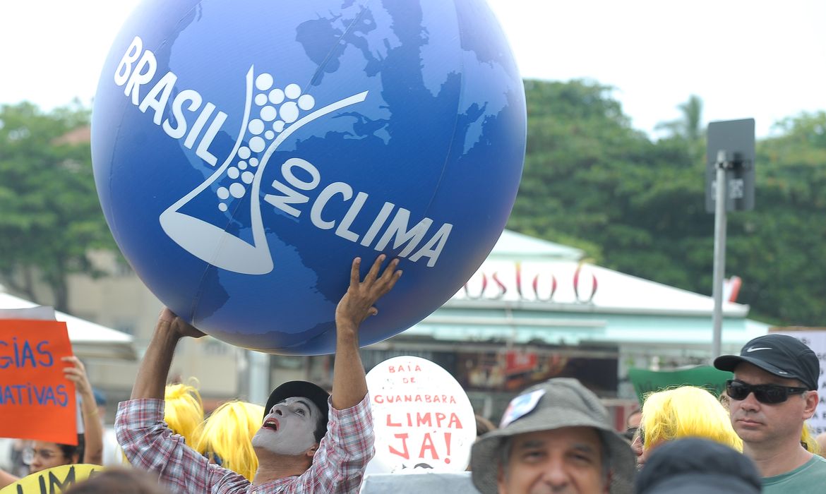 Rio de Janeiro - Manifestantes realizam a Marcha Global pelo Clima na orla do Rio chamando a atenção da população da cidade para a gravidade das mudanças climáticas globais.(Tomaz Silva/Agência Brasil)
