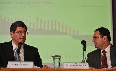 Os ministros da Fazenda, Joaquim Levy, e do Planejamento, Nelson Barbosa, falam sobre  a redução da  meta de superávit primário deste ano, durante coletiva no ministério da fazenda (Marcello Casal Jr/Agência Brasil)