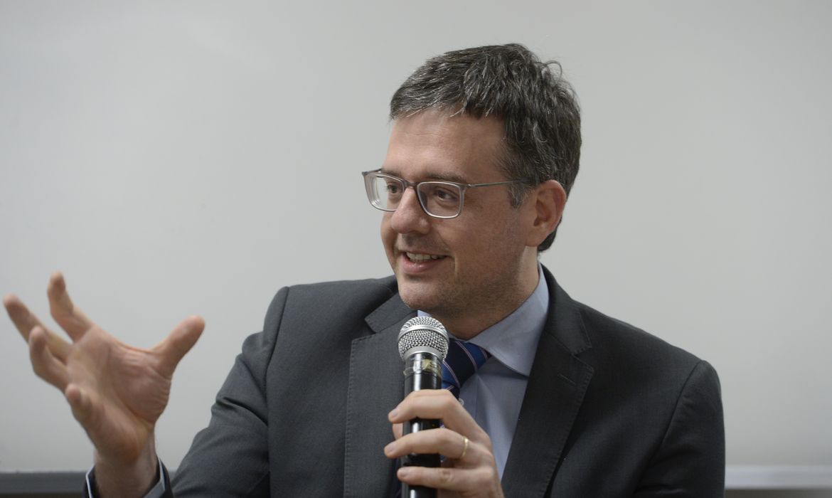 O defensor Público Geral, Rodrigo Pacheco,  fala durante evento de assinatura de protocolo de cooperação entre a Defensoria Pública do Rio de Janeiro e a ADOULASRJ.