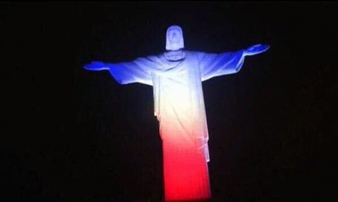Imagem do Cristo iluminado com as cores da bandeira francesa