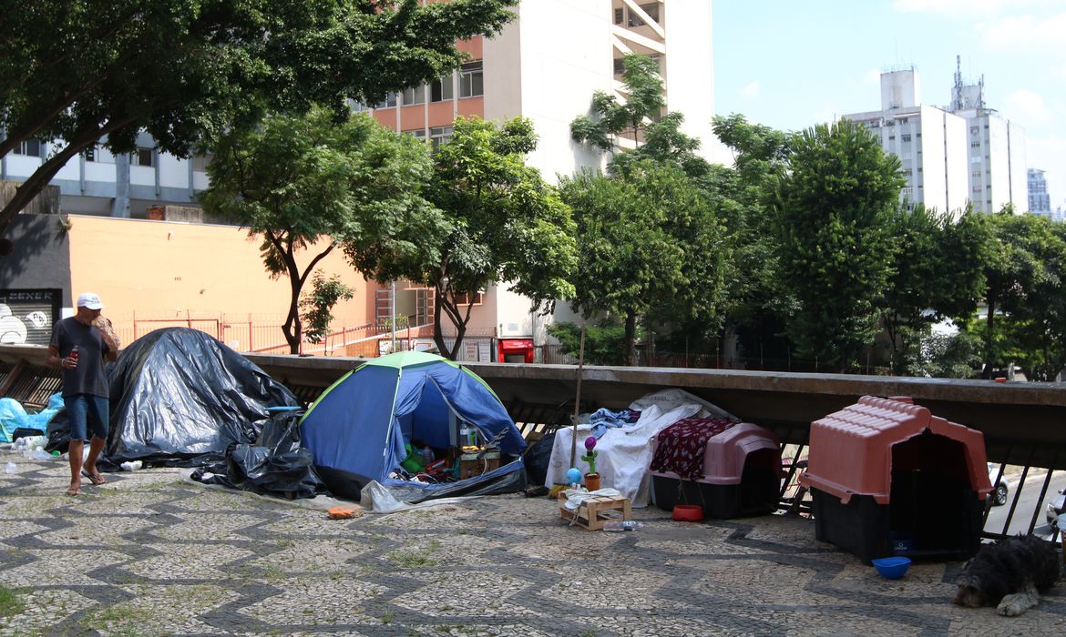 São Paulo (SP), 11/04/2023 - Barracas de pessoas em situação de vulnerabilidade social na Avenida Brigadeiro Luís Antônio, na altura do Viaduto Jaceguai. Foto: Rovena Rosa/Agência Brasil