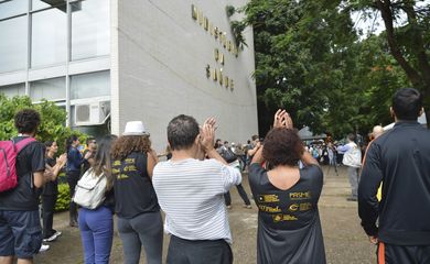 Brasília - Integrantes de Movimentos Sociais da Luta Antimanicomial protestam em frente ao Ministério da Saúde (José Cruz/Agência Brasil)
