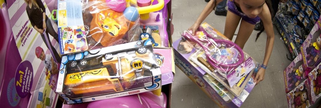 Crianças escolhem; brinquedos em loja na rua 25 de março em São Paulo