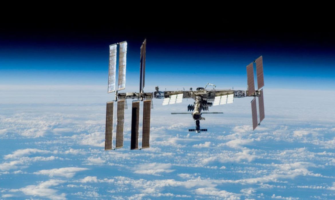 Os satélites que orbitam a Terra prestam importantes serviços à humanidade