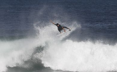 Saquarema (RJ), 01/07/2023 - Surfista brasileiro Yago Dora é campeão da etapa da Liga Mundial de Surfe (WSL) na praia de Itaúna, em Saquarema. Foto: Fernando Frazão/Agência Brasil