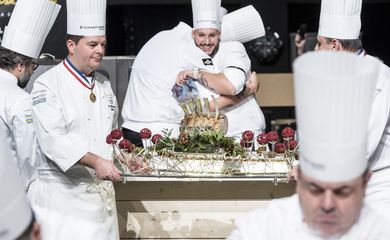 Brasileiros participam de evento de gastronomia em Lyon, na França.