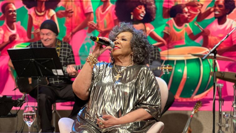 Alcione canta sucessos e conta detalhes da carreira no Sem Censura