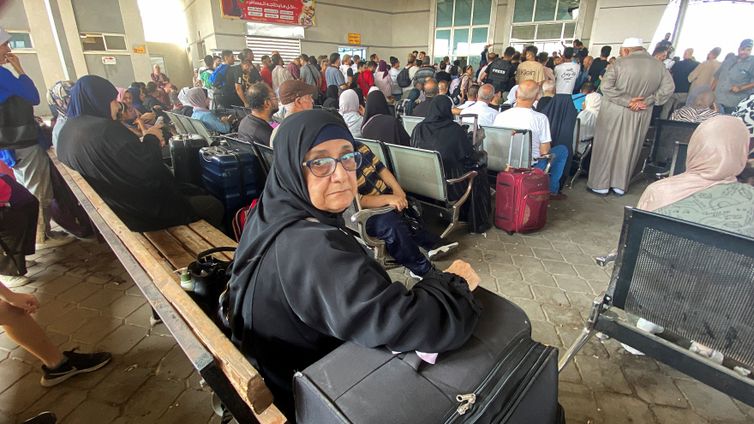 Palestinos com dupla cidadania aguardam no posto fronteiriço de Rafah com o Egito, na esperança de obter permissão para deixar Gaza, em meio ao conflito em curso entre Israel e o grupo islâmico palestino Hamas, em Rafa, no sul da Faixa de Gaza, em 1º de novembro de 2023. REUTERS/Arafat Barbakh