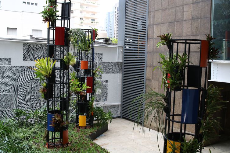 Instalação Jardim efêmero, na entrada da exposição Paisagem construída: São Paulo e Burle Marx, com curadoria de Guilherme Wisnik, Helena Severo e Isabela Ono, no Centro Cultural Fiesp.