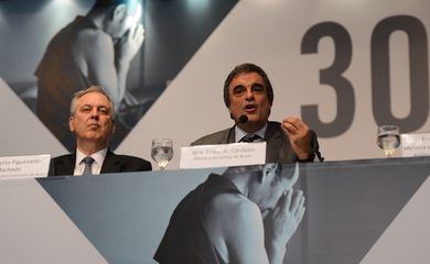 Ministros Luiz Alberto Figueiredo Machado (MRE) e José Eduardo Cardozo (MJ) em reunião para concluir processo de celebração dos 30 anos da Declaração de Cartagena para Refugiados (Fabio Rodrigues Pozzebom/Agência Brasil)