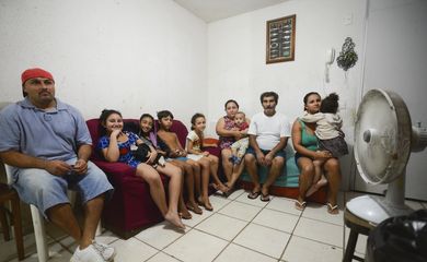 Rio de Janeiro - A cozinheira Maria de Fátima Alves da Silva e sua família no apartamento do conjunto habitacional Parque Carioca, na zona oeste da capital fluminense (Tomaz Silva/Agência Brasil)