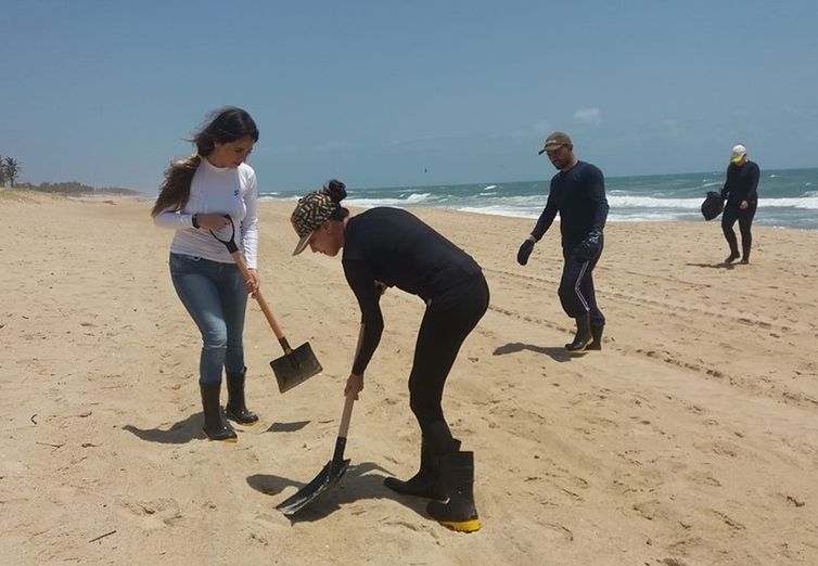 Praia do Futuro está imprópria para banho devido a manchas de óleo