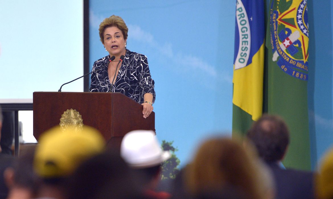 Brasília – Presidenta Dilma Rousseff durante cerimônia de contratação de 25 mil unidades habitacionais do programa Minha Casa, Minha Vida (José Cruz/Agência Brasil)