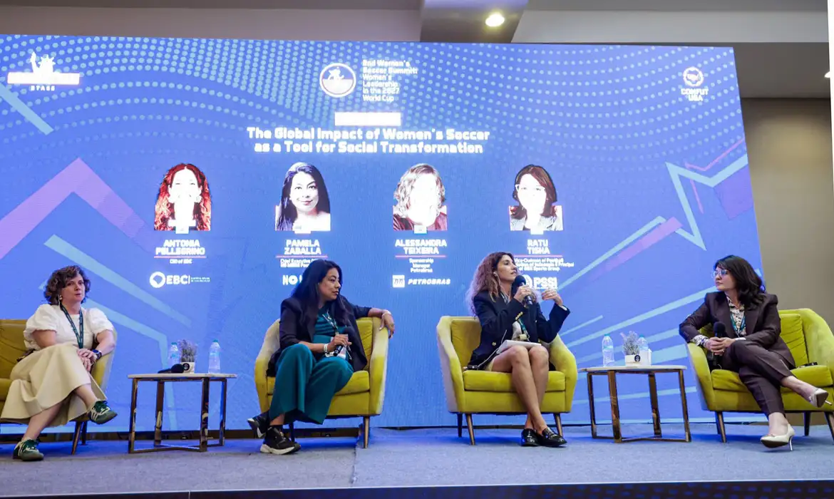 Confut USA/Divulgação Nova York, 17/07/2026 - Diretora-presidente da EBC Antonia Pellegrino participa de painel sofre futebol feminino no Confut-USA 2026. Foto: Confut USA/Divulgação