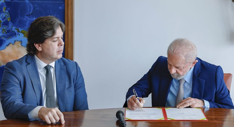 Brasília (DF), 24/04/2025 - Presidente da República, Luiz Inácio Lula da Silva, assina o termo que dá posse a Frederico de Siqueira Filho como Ministro de Estado das Comunicações, durante audiência no Palácio do Planalto. Foto: Ricardo Stuckert/PR