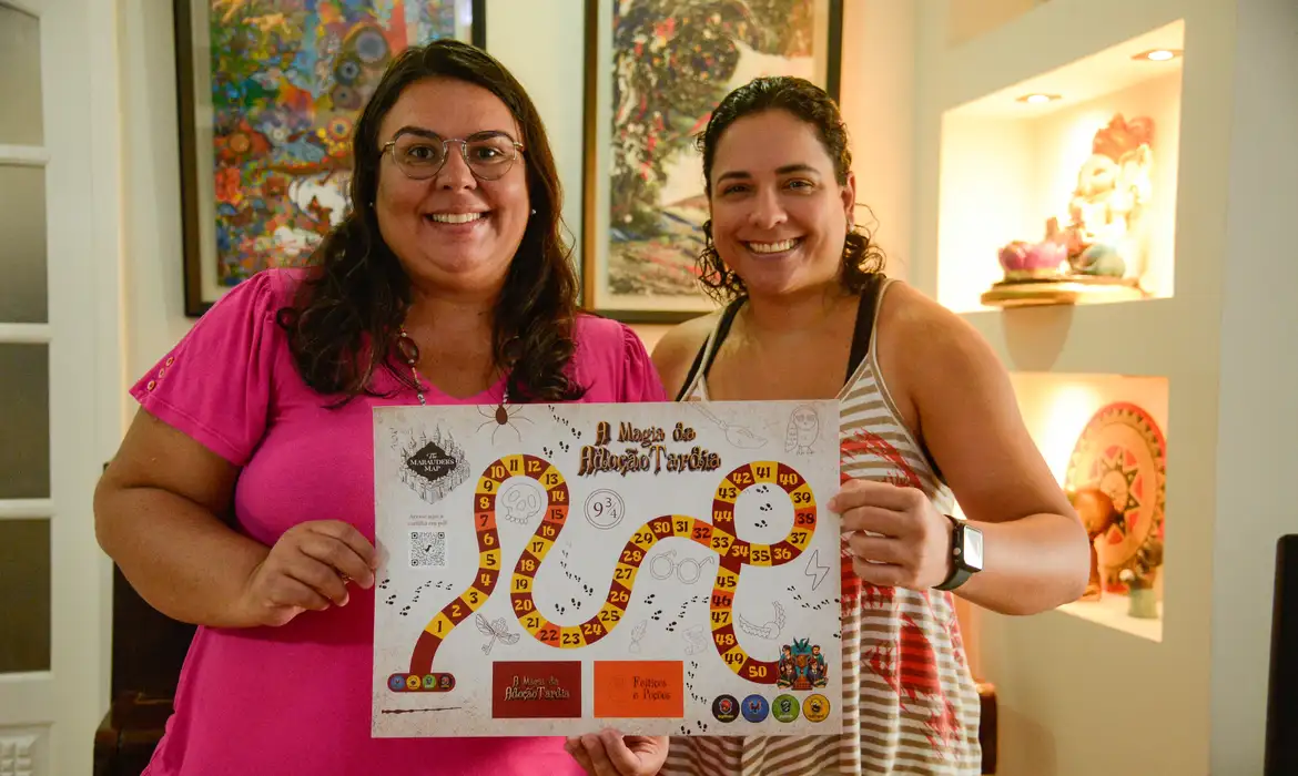 Rio de Janeiro (RJ), 14/05/2024 – A terapeuta Carolina Rua e a empresária Lais Guerra recebem auxílio do grupo Cores da Adoção que apoia famílias LGBTQIA+ no processo de adoção, posam para foto, em sua residência, no Rio de Janeiro. Foto: Tomaz Silva/Agência Brasil
