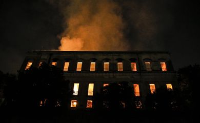 Um incêndio de proporções ainda incalculáveis atingiu, no começo da noite deste domingo (2), o Museu Nacional do Rio de Janeiro, na Quinta da Boa Vista, em São Cristóvão, na zona norte da capital fluminense