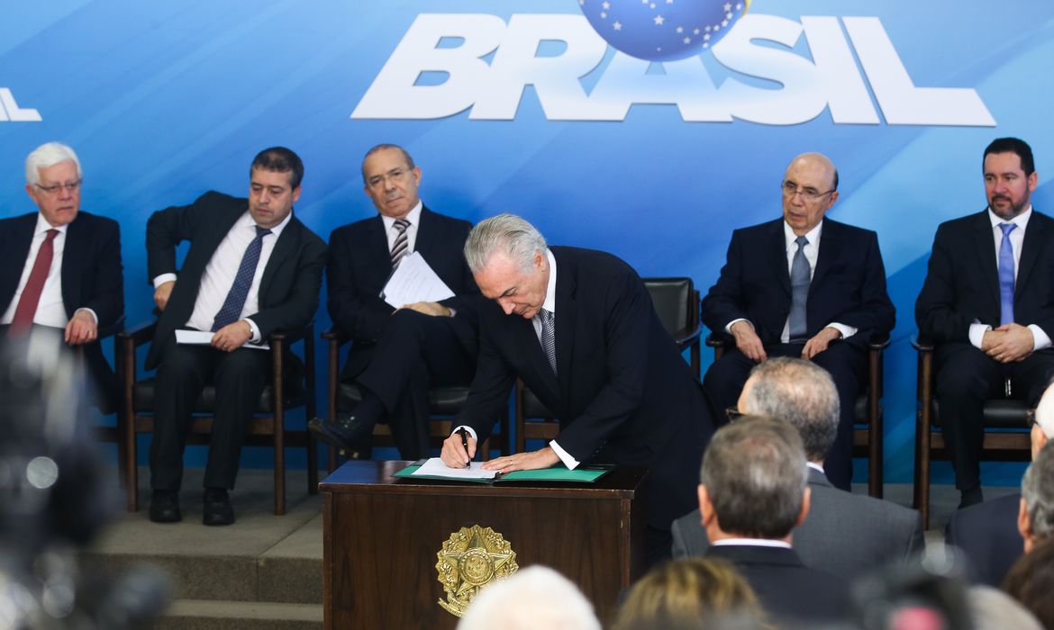 Brasília - O presidente Michel Temer assina MP do Programa de Manutenção e Geração de Empregos, no Palácio do Planalto (Antonio Cruz/Agência Brasil)