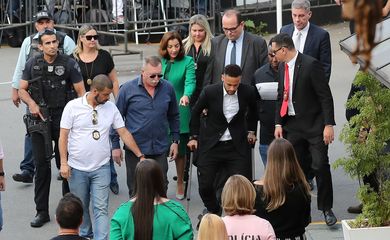 Jogador Neymar chega à delegacia para depor em São Paulo