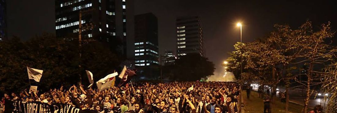 O terceiro protesto contra o aumento da passagem em São Paulo teve início na Praça do Ciclista e percorreu as avenidas Paulista e Consolação