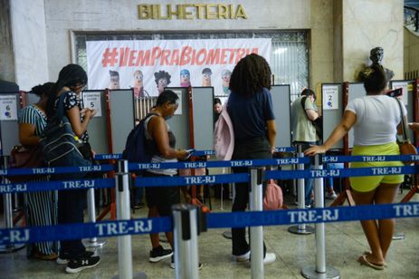 Tomaz Silva/Agência Brasil Rio de Janeiro (RJ), 27/02/2024 – Tribunal Regional Eleitoral do Rio de Janeiro (TRE-RJ) coleta dados biométricos de eleitores na Central do Brasil, no centro da capital fluminense. Foto: Tomaz Silva/Agência Brasil