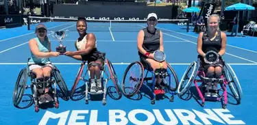 Vitória Miranda (segunda à esquerda) segura troféu do Aberto da Austrália junto à belga Luna Gryp