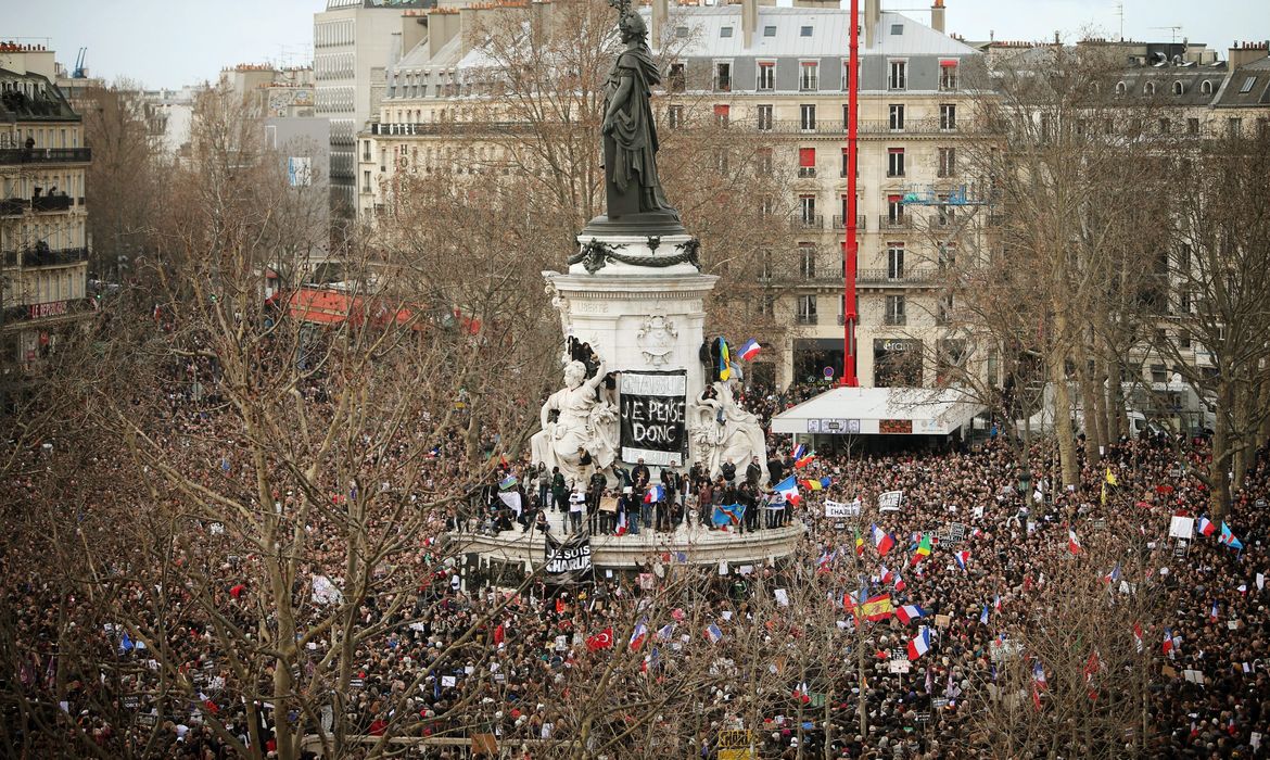 Franceses lotam a Praça da República em marcha contra o terrorismo