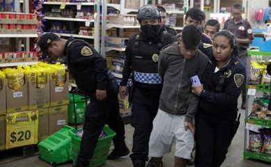 Policiais prendem suspeito em mercado saqueado na Cidade do México