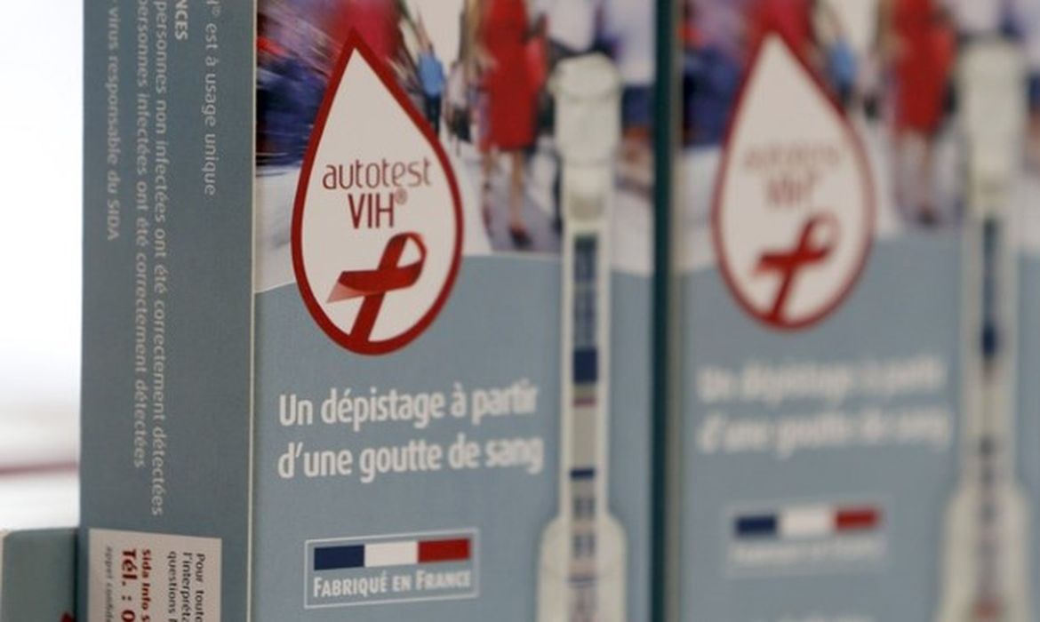 Testes de HIV à venda em farmácia na França (Arquivo/Reuters/Regis Duvignau)